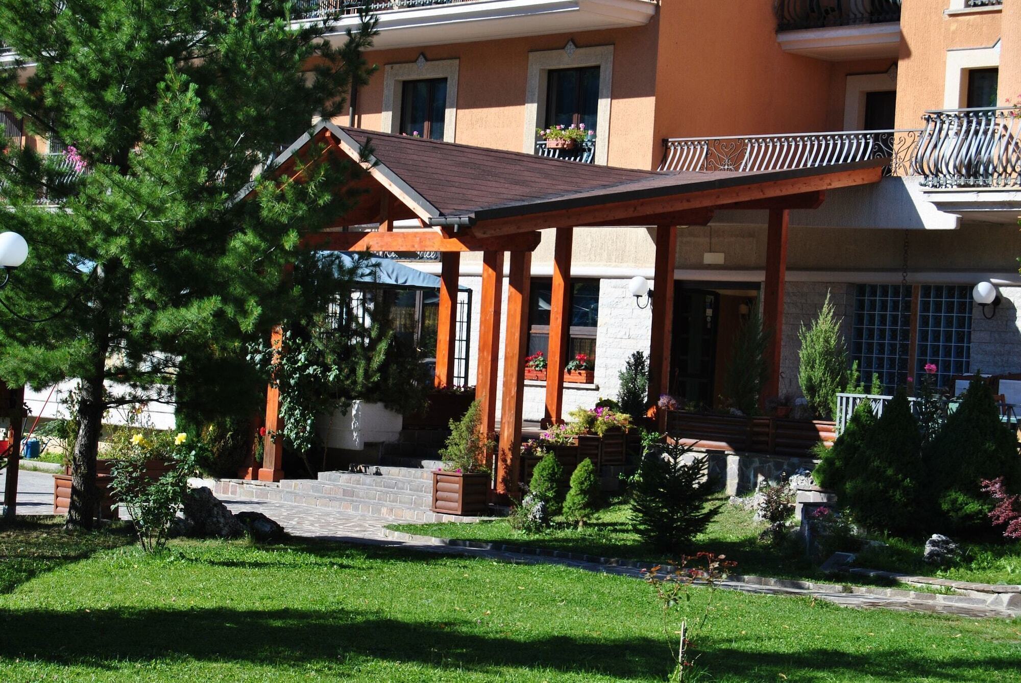 Alba Sporting Hotel Rocca di Mezzo Exterior foto