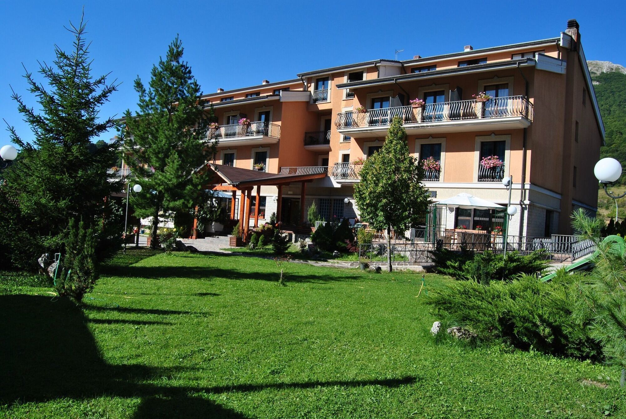 Alba Sporting Hotel Rocca di Mezzo Exterior foto